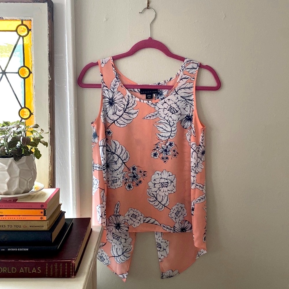 attention lightweight floral tank top!
